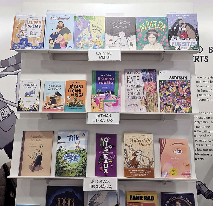 Daži no Latvijas stenda plauktiem: izdevniecības "Latvijas Mediji" grāmatas, platformas "Latvian Literature" piedāvājums ar tulkotajām grāmatām un Jelgavas tipogrāfijas skaistāko grāmatu paraugi.