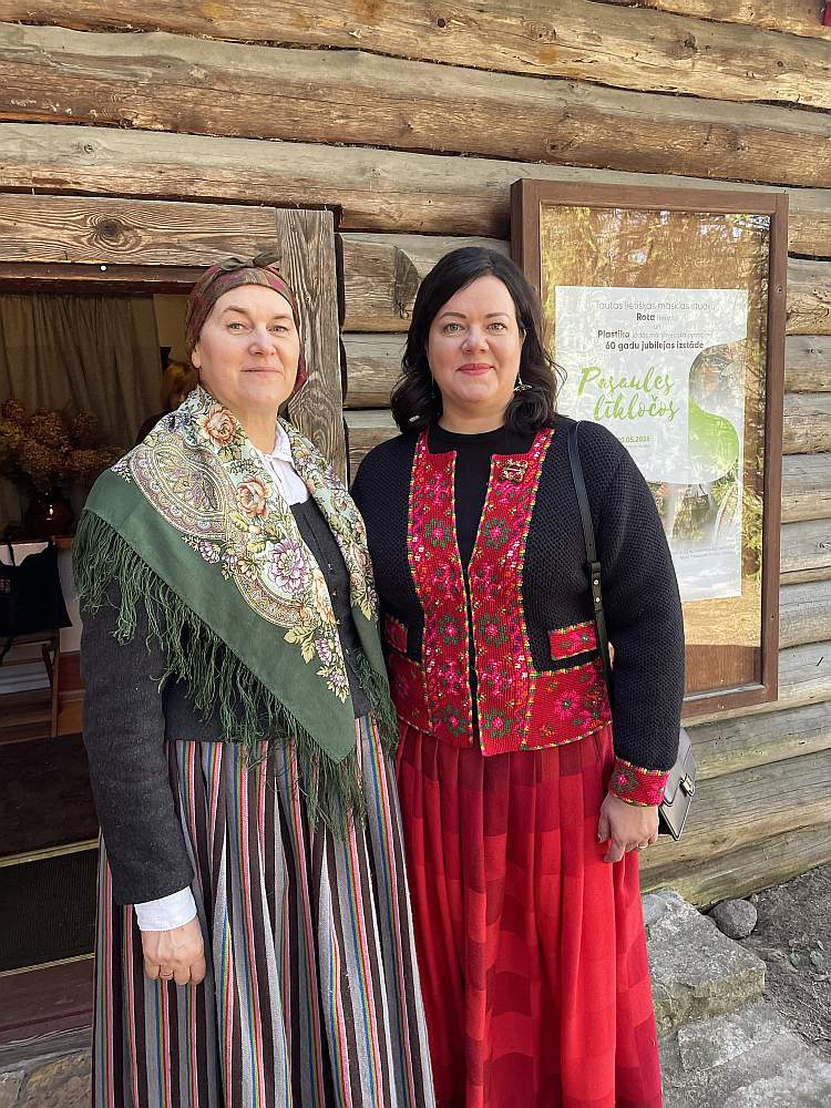 Brīvdabas muzeja platība ir 87 hektāri un tajā izvietotas 114 senceltnes no visiem Latvijas novadiem, vēl arī divas lauku ekspozīcijas to dabiskajā atrašanās vietā. Attēlā: LEBM direktore Zanda Ķergalve (no labās) un pasākuma "Viena diena mūsmājās" režisore, Izglītības un klientu apkalpošanas departamenta vadītāja Anda Skuja.