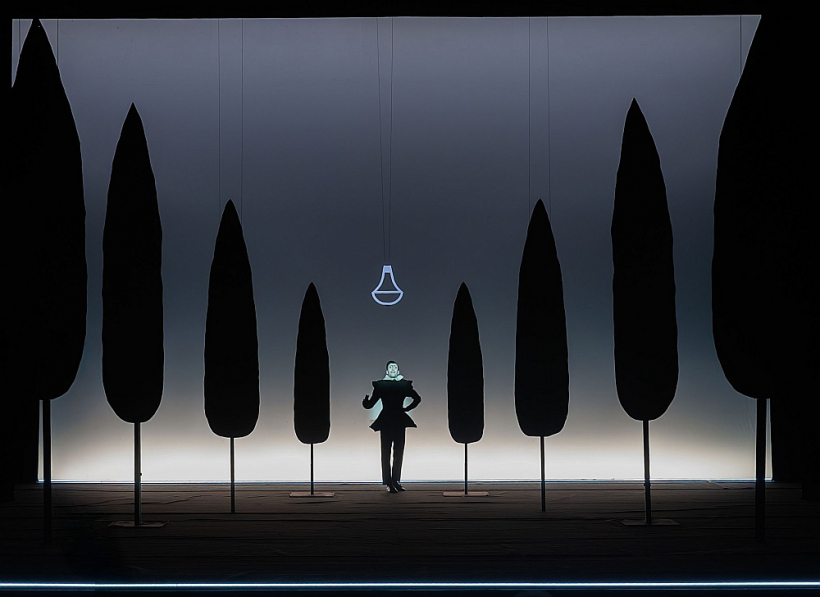 Vārdi un tēli izrādē reizēm iet katrs savu ceļu, reizēm konfrontējas, satiekas vai nesatiekas vizuālajā telpā un laikā.