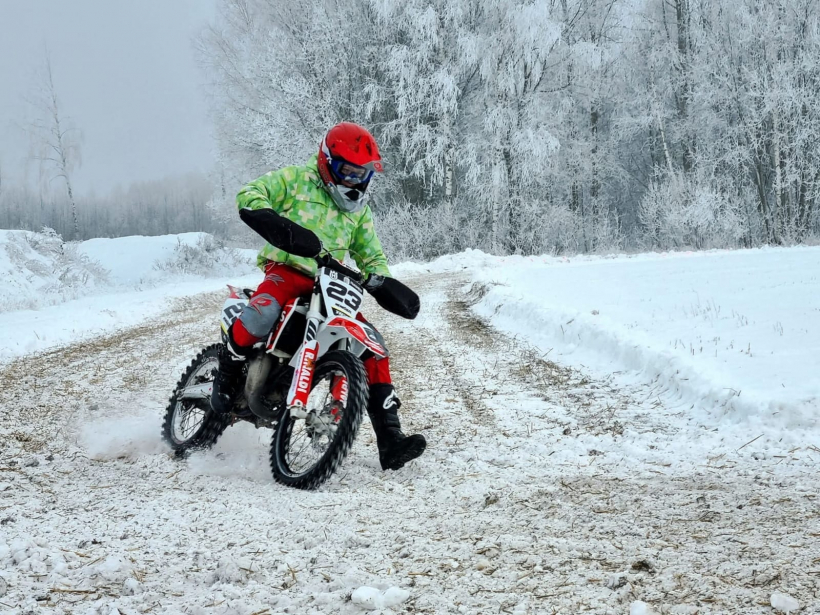 Kristera kaislīga aizraušanās bija motosports. Pēc vairākām traumām un divām operācijām ģimene no tālākas dalības šajā sporta veidā zēnu atrunāja.