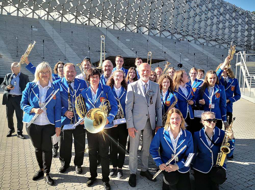 Pūtēju orķestris "Tālavas taurētājs" diriģenta Gvido Brenčeva vadībā.