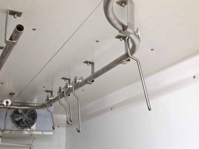 Dzesētavas griestos ir iestrādāti speciāli jaudīgi metāla stiprinājumi, pie kuriem ir pieskrūvētas apmēram septiņu centimetru diametra nerūsējošā tērauda caurules. Papildus ir izgatavoti jaudīgi āķi ar tērauda skritulīšiem, kas brīvi un bez aiztures ripo pa šīm caurulēm. 