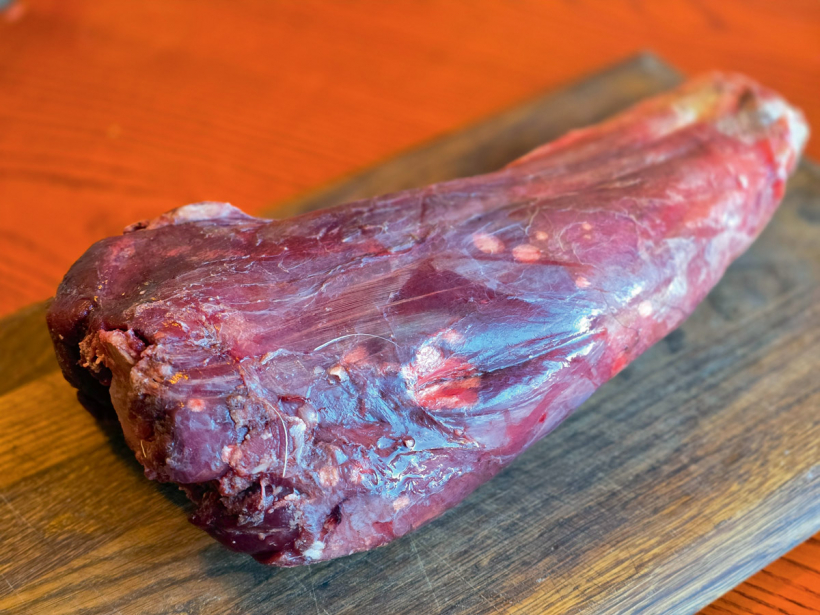 Pakaļkājas apakšstilbs ir gaļīgāks.