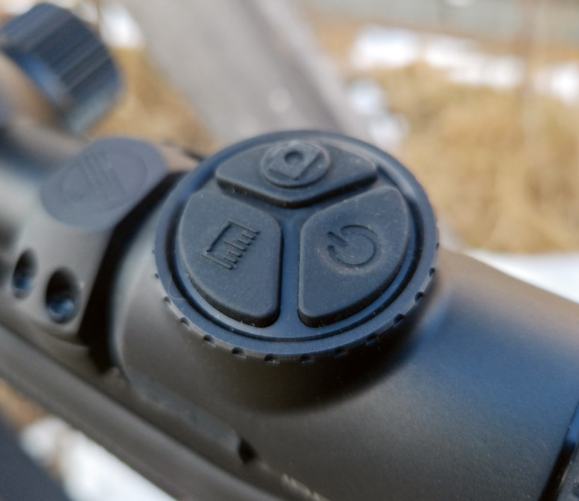 Vadības pogas ir reljefas un viegli sataustāmas arī ar cimdiem.