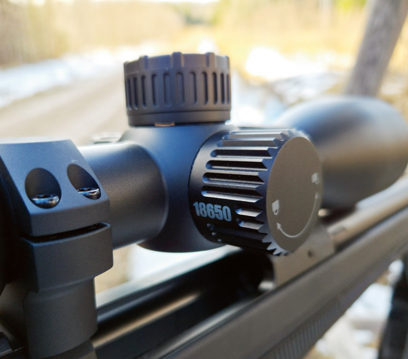 Ievietojot akumulatoru nodalījumā, jāievēro polaritāte.