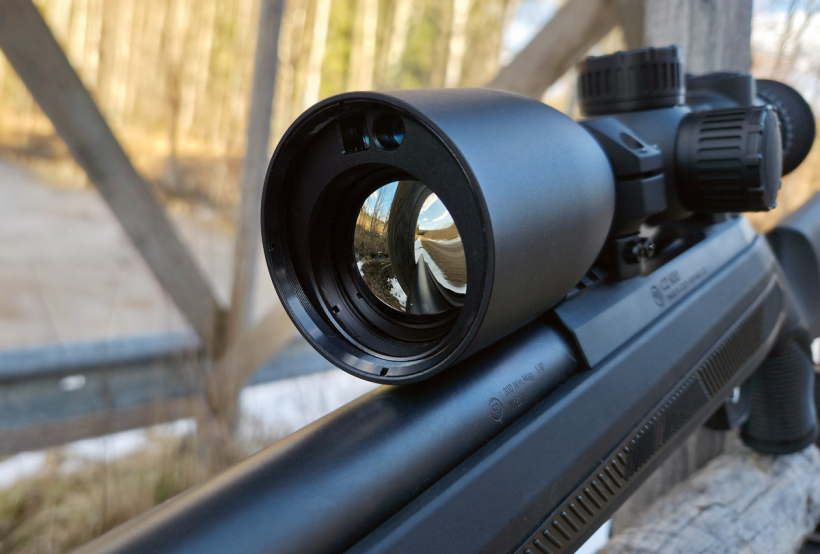 Lāzera tālmērs ieintegrēts tēmēkļa korpusā, nevis lēcā.