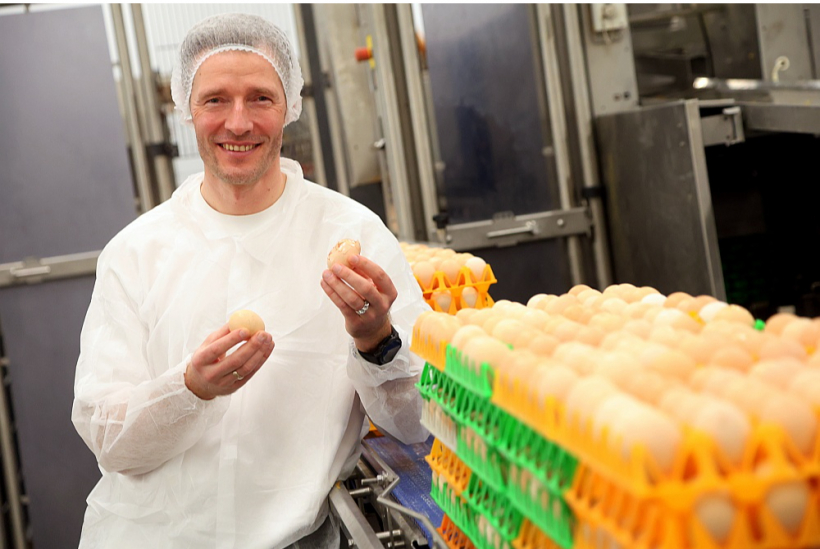 "Ne visas olas nonāk veikalu plauktos – daļa neatbilst vizuālajiem vai izmēra standartiem, piemēram, var būt ar mikroplaisām vai nestandarta formu. Taču tas nenozīmē, ka tās kļūst par atkritumiem. Šādas olas tiek novirzītas pārstrādei, kur no tām ražo šķidros olu produktus – olu masu, olbaltumu vai dzeltenumu, kā arī olu pulveri. Gadā "Balticovo" no nonākšanas atkritumos izglābj 200 miljonu olu," ir gandarīts "Balticovo" komunikācijas un attīstības vadītājs Toms Auškāps.