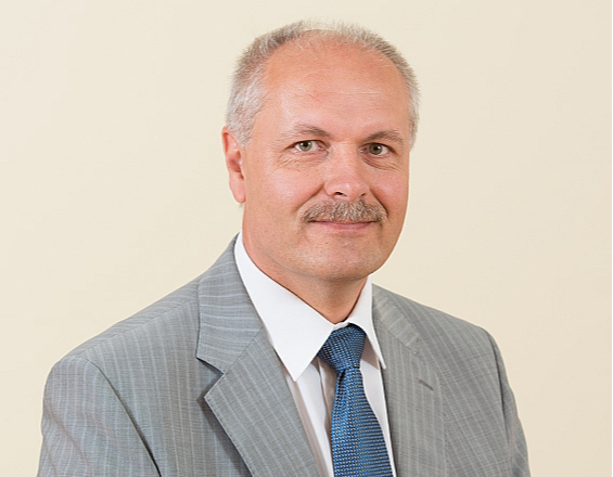 Henns Pelluāss, Igaunijas parlamenta Ārlietu komitejas loceklis, pārstāv šobrīd opozīcijā esošo nacionālkonservatīvo partiju "Isamaa" ("Tēvzeme").
