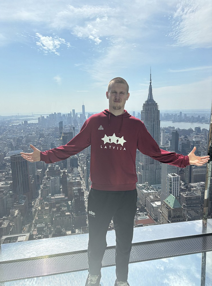 Ņujorka pie Rodrigo Jugana kājām.