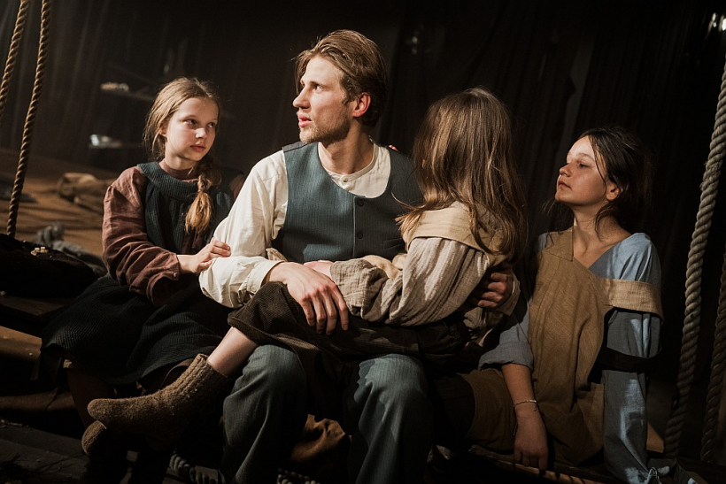 Klāvs Kristaps Košins Jāņa lomā, meitenes (no kreisās): Elza Kristberga (Zenta), Amanda Livdāne (Rūta), Amēlija Lukašēviča (Māra).