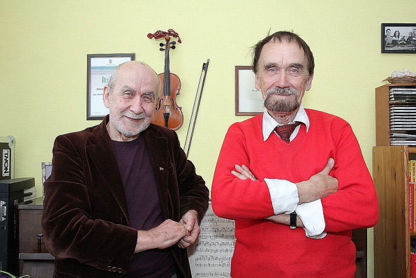 Kopā ar brāli dzejnieku Viktoru Kalniņu (Viku).