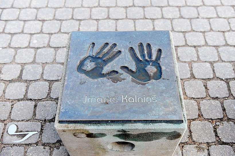 Imanta Kalniņa vārds ir iemūžināts Liepājā Latvijas mūziķu Slavas alejā, kurā apskatāmi 50 mūziķu bronzā atlieti plaukstas oriģinālnospiedumi.