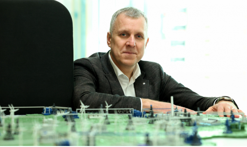 "Litgrid" valdes priekšsēdētājs Andrius Šemeškēvičs: "Starpsavienojumi ļoti palīdz iesaistīt elektrības ražošanā lielu apjomu atjaunojamo resursu. Tas savukārt ļāvis elektrības cenas Baltijas reģionā noturēt relatīvi zemas un stabilas pat pašreizējās Irānas krīzes laikā – atšķirībā no daudzām citām valstīm elektrības cena Baltijas valstīs nepalielinājās. Par to jāsaka paldies elektrības ražošanai no saules, vēja un ūdens, kā arī labi attīstītiem valstu starpsavienojumiem."