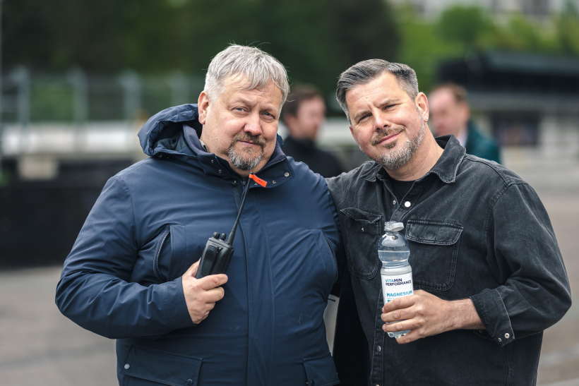 Konkursa "Latvijas e-Auto" rīkotājs Roberts Jansons un mūziķis Intars Busulis.