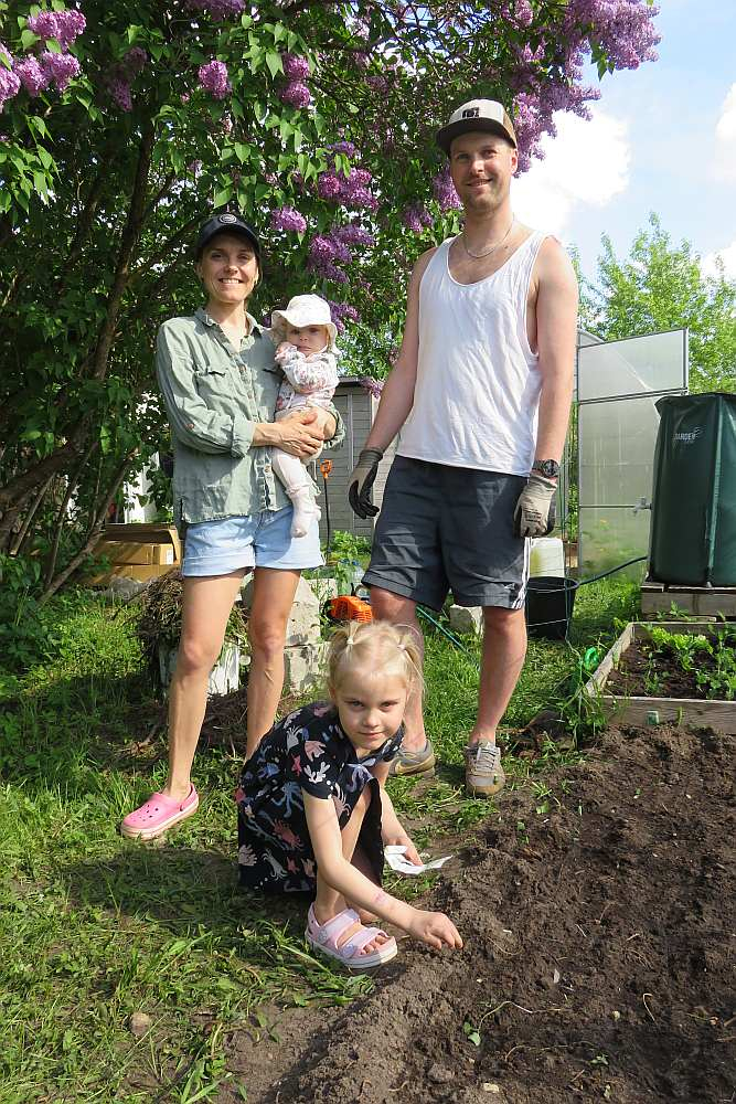 Jānim un Madarai Ambrēniem zemes darbi bērnībā nav patikuši, toties tagad kļuvuši par aizrautību. Līna Grieta iesējusi dilles. Vecāki mazdārziņu iekārtojuši ne tikai savam, bet arī Līnas Grietas un Laumas priekam.