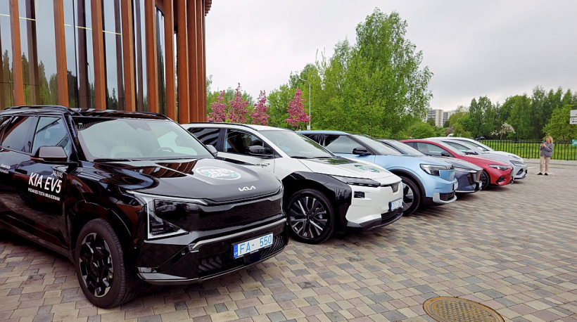 "Latvijas e-Auto" atklāšanas pasākumā interesenti varēja iepazīties ar dažādu kategoriju spēkratiem – gan kompaktiem pilsētas auto, gan biznesa klases, ģimenes un komerctransportu.