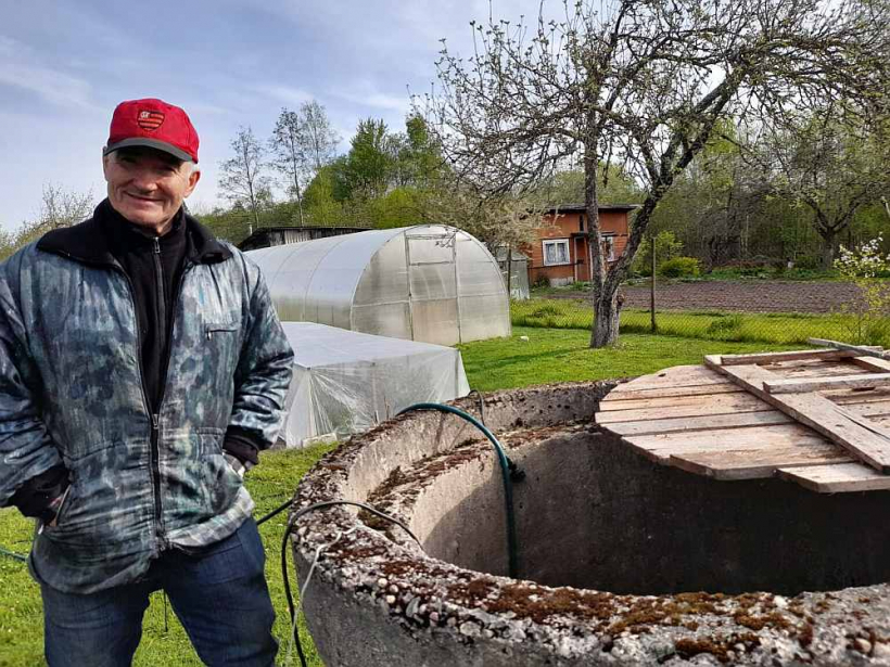 Sava aka – tā ir liela vērtība, ja vasara sausa. Andris Maks stāsta, ka bijis laiks, kad veda uz dārzu ūdeni no dzīvokļa, tagad šādas problēmas vairs nav, jo viņa mazdārziņā ir aka.