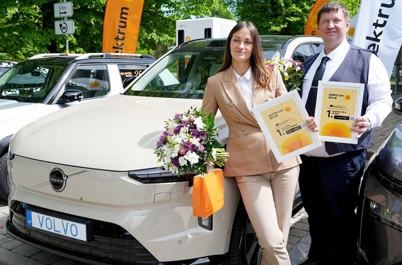 "Volvo EX90" šā gada "Elektrum Drive" elektroauto testu TOP balvas saņēma divās kategorijās: "Garākā ceļa līderi" un "Uzlādes jaudas līderi". Attēlā: Elektroauto – laureāta dīleru uzņēmuma pārstāvji Ieva Slaidiņa un Lauris Ozoliņš.