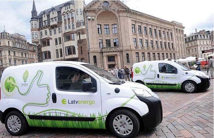 "Fiorino Elettrico" elektroautomobiļi Doma laukumā 2011. gada jūnijā – pirmie CSDD reģistrētie elektromobiļi Latvijā braukšanas kārtībā ir joprojām.