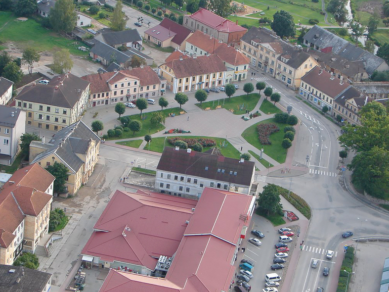 Kalpaka laukums, kas ir viena no zemākajām vietām Saldū, intensīva lietus laikā regulāri applūst, tāpēc pilotprojekts par lietusūdens uzkrāšanu pazemes rezervuārā (spēj uzņemt līdz pat 100 m3 ūdens), kas tiek izmantots arī apstādījumu laistīšanai un strūklakas darbināšanai, atvieglos lietusūdens novadīšanu šajā pilsētas vietā.