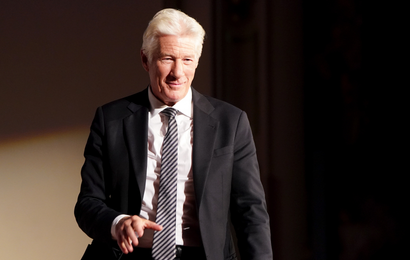 Starptautiskās kampaņas par Tibetu priekšsēdētājs, ilggadējais cilvēktiesību aizstāvis Ričards Gīrs (Richard Gere) piedalās preses konferencē kinoteātrī "Splendid Palace".