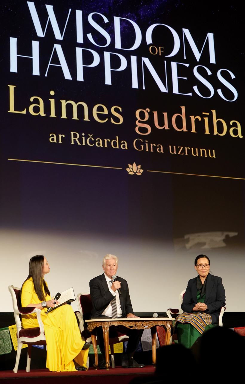 Starptautiskās kampaņas par Tibetu priekšsēdētājs, ilggadējais cilvēktiesību aizstāvis Ričards Gīrs (Richard Gere) piedalās preses konferencē kinoteātrī "Splendid Palace".