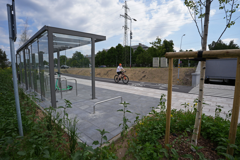 Mobilitātes punkts pie dzelzceļa stacijas "Mangaļi" Rīgā.