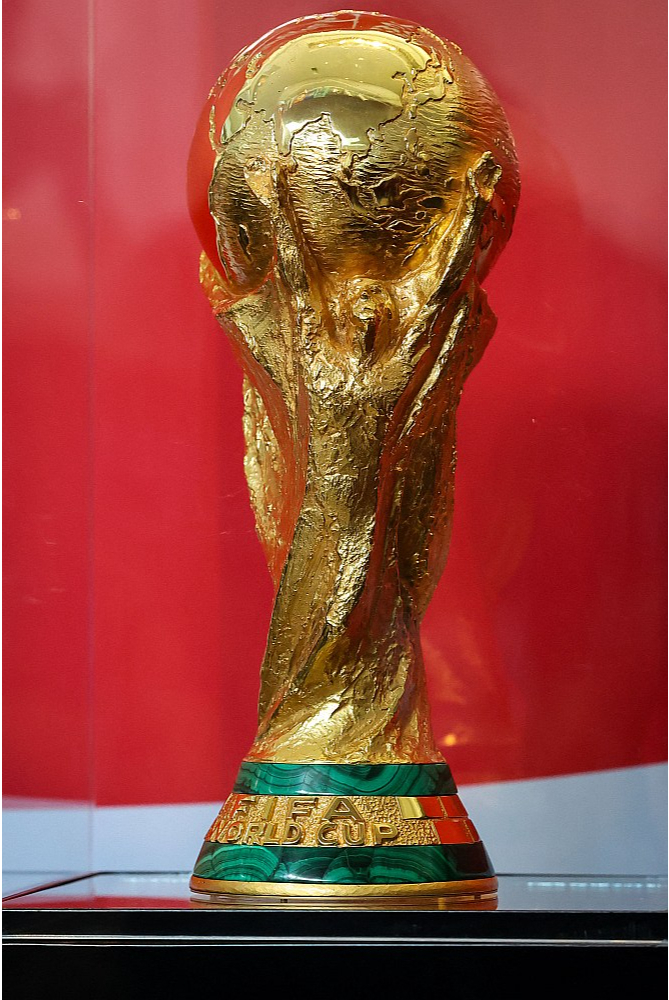 Par šo 36,8 cm garo un 6,1 kg smago trofeju, kas izgatavota no 18 karātu zelta ar diviem malahīta slāņiem pamatnē, ceturtdien cīņu sāks pasaules labākie futbolisti.