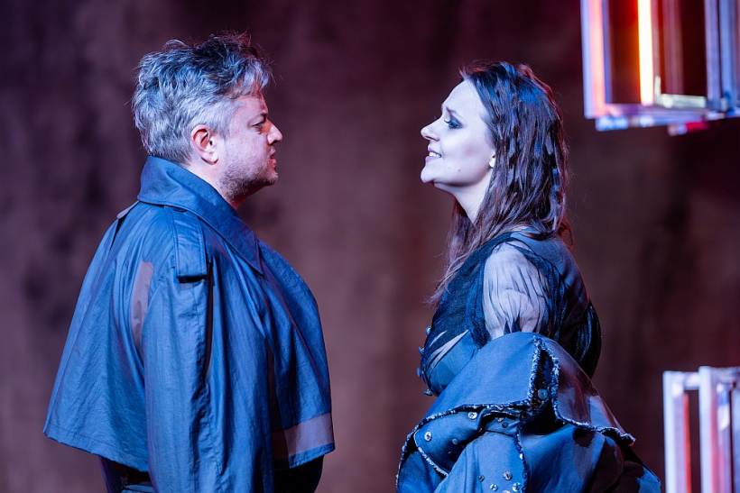 Latvijas Nacionālās operas soliste, soprāns Inga Šļubovska-Kanceviča (Mimī) un ukraiņu tenors Dmitro Popovs (Rūdolfs).