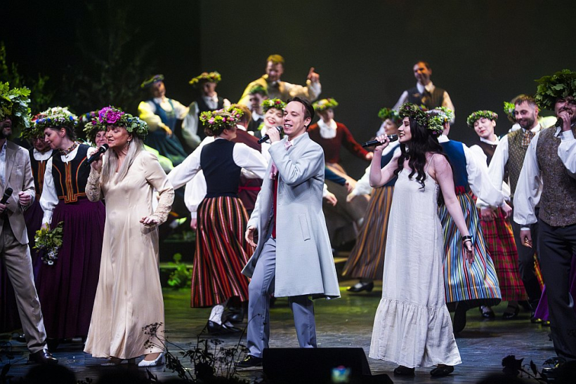 Skats no muzikāli teatrālās lielizrādes "Jāņi uz zemes un debesīs".