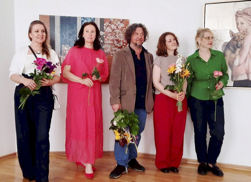 Daļa izstādes autoru (no kreisās): Ilze Preisa, Elga Grīnvalde, Paulis Postažs, Laura Feldberga, Līga Jukša. 2026. gada 6. jūnijs.
