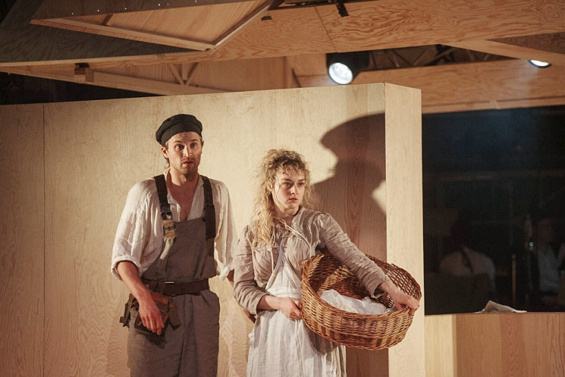Sandis Runge (Aleksis) un Gerda Embure (Elīna).