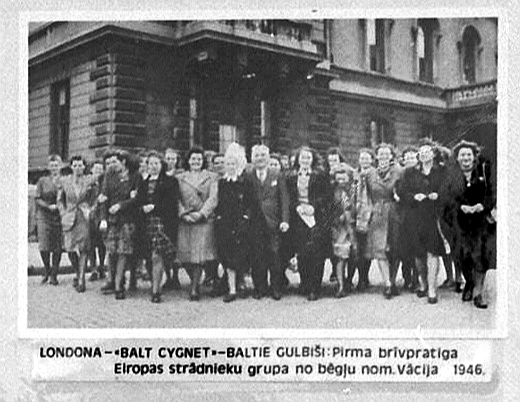 Programmas "Balt Cygnet" (Baltijas gulbīši) dalībnieki, kuriem ļāva strādāt zemu atalgotos darbos Anglijas slimnīcās 1946. gadā.