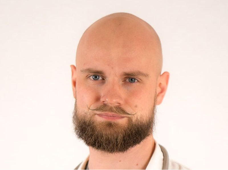 SIA “Ziemeļu medicīnas centrs” ģimenes ārsts Kevins Ziemelis: “Mana ikdiena un darba diena būtībā vairs nav cieši saistīta ar pacientu papīra kartītēm un vispār informāciju papīra formātā. Šobrīd gandrīz visi mediķi un iestādes pacientu informāciju apkopo vienā vietā – “Datamed” datubāzē. Tas ir ļoti ērti, jo tur mēs vienuviet varam atrast visus izmeklējumus, laboratorijas analīžu datus, izmeklējumus ar citām diagnostikas iekārtām un visu citu nepieciešamo.”