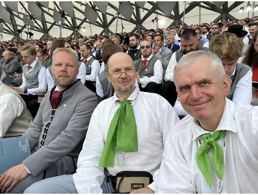 Kora "Sonore" mākslinieciskais vadītājs Andis Groza (no kreisās), vokālais pedagogs Kārlis Saržants un Mārtiņš Valkovskis 2023. gada Dziesmu svētkos Mežaparka Lielajā estrādē bija basu rindās.