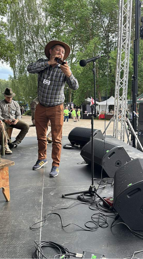 Viens no gaidītākajiem notikumiem arī šogad "Minhauzenā" būs Latvijas staltbriežu piebaurošanas čempionāts. Lai gan daudziem tas šķiet eksotisks un neparasts, patiesībā tā ir prasme, kas balstīta dziļā dzīvnieku uzvedības izpratnē. Attēlā – Kaspars Dukaļskis, pagājušajā gadā startējot Latvijas staltbriežu piebaurošanas čempionātā.
