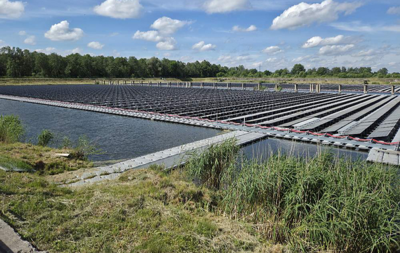 Ļoti veiksmīgu un neordināru risinājumu saules enerģijas ražošanai pašpatēriņam – notekūdeņu attīrīšanas iekārtu darbības nodrošināšanai, tostarp notekūdeņu dūņu apstrādei – ir īstenojis Jūrmalas uzņēmums "Jūrmalas ūdens", kas saules paneļus ir uzstādījis uz ūdens virsmas – virs pārplūdes dīķa, tādējādi efektīvi izmantojot pieejamo teritoriju un tās radītās iespējas.