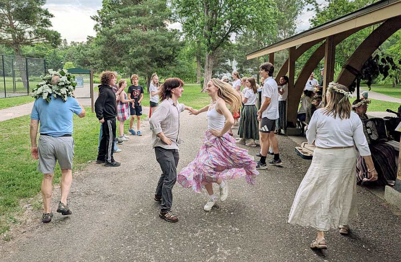 Līgo svētku svinēšanā Dievsētā (Ziemeļamerikas dievturu īpašumā) Minesotā ASV ap 80 svinētāju katru gadu uzvelk tautastērpus, sanāk kopā pie ugunskura, dzied Jāņu dziesmas. Arī šogad neiztika arī bez alus, latviskiem gardumiem, dziedāšanas un dejošanas.