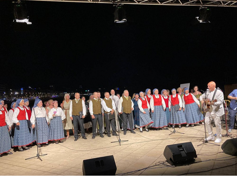 Jau kopš 2015. gada Spānijā Loreta de Mara pilsētā netālu no Barselonas notiek latviešu kultūras nedēļa, arī šogad tāda būs. Ik gadu tajā piedalās Varis Vētra – attēlā koncerts 2025. gadā.