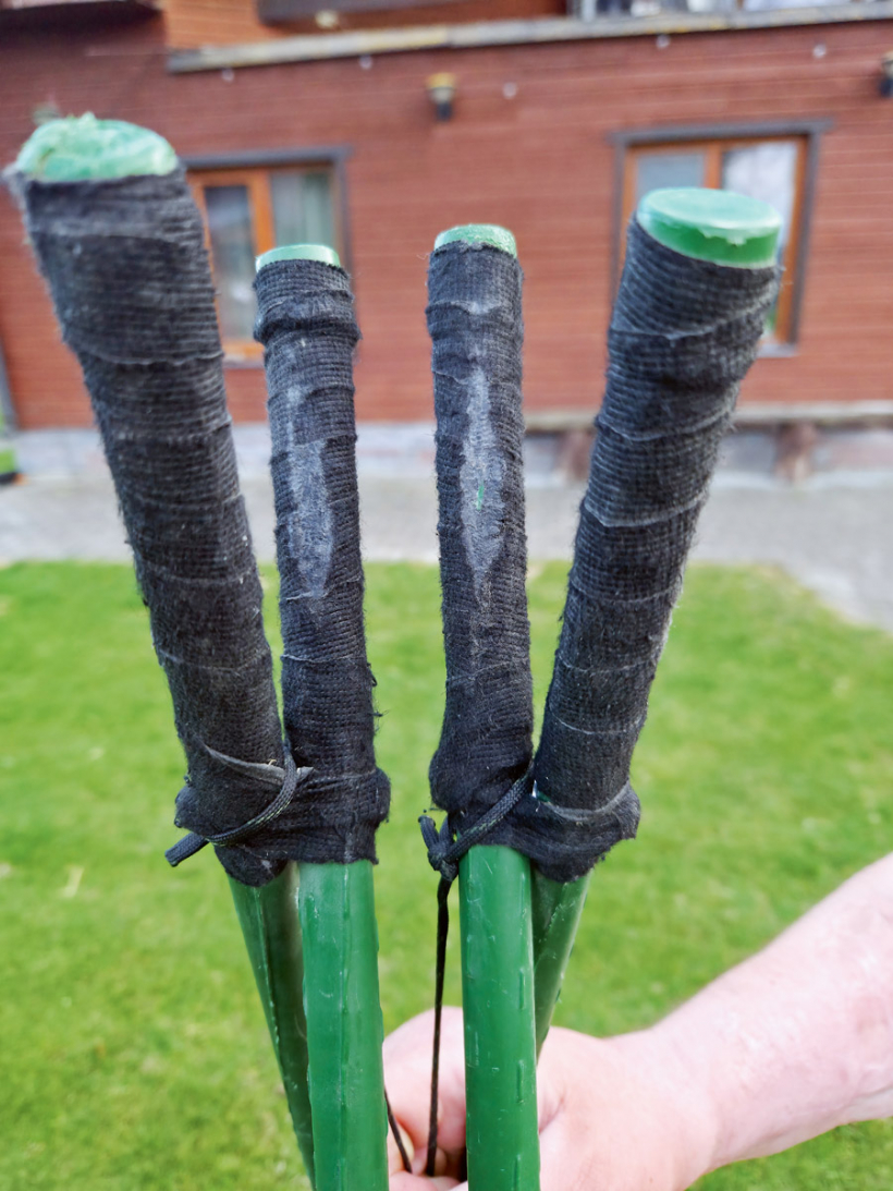 Augšējos galus aptin ar auduma izolācijas lenti. Tā ierocis atbalstam pieguls labāk. Atbalsta augšējos galus sastiprina ar aukliņu.