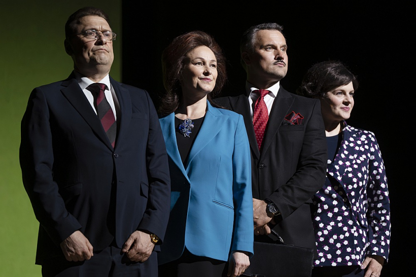 No kreisās: Imants Strads (Valdis Dombrovskis), Kristīne Nevarauska (Solvita Āboltiņa), Andris Bulis (Ģirts Valdis Kristovskis), Jana Herbsta (Ilze Viņķele).
