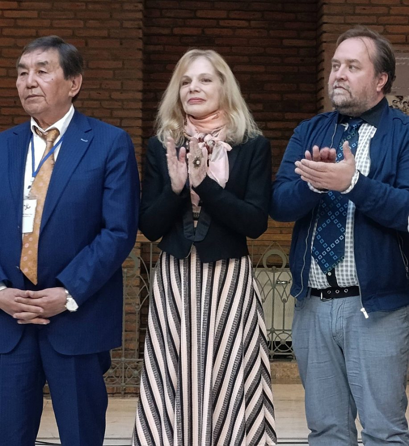 Tbilisi domē notika rakstnieku svinīga pieņemšana, laureātu godināšana, kuriem tika piešķirta Š. Rustaveli festivāla piemiņas monēta. No kreisās: kazaku dzejnieks Galims Žailibajs, Sandra Ratniece, Kristaps Vecgrāvis.