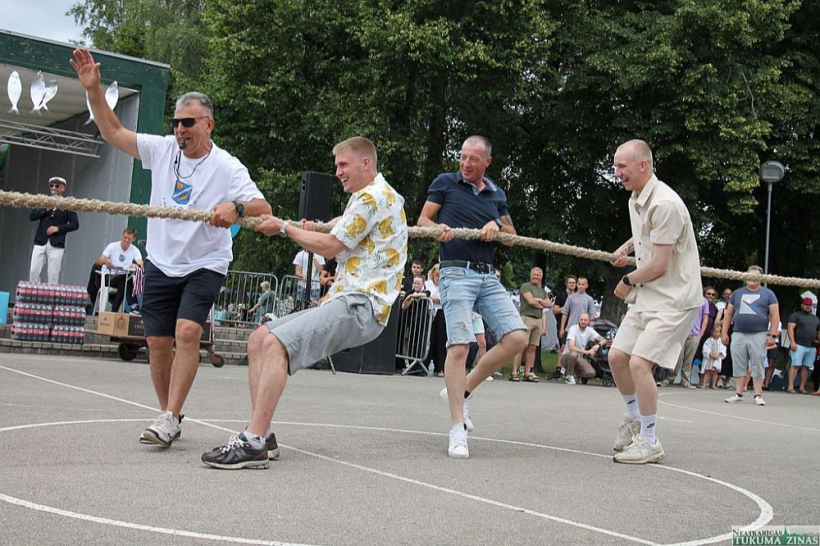 Tradicionāla Zvejnieksvētku sportiskā izklaide ir virves vilkšana.