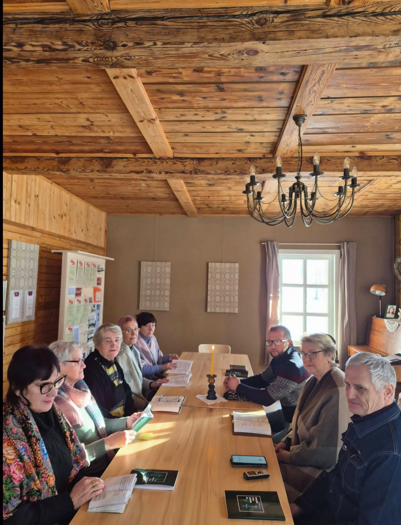 Dricānu draudzes māja atvērta gan kristīga satura saietiem, piemēram, psalmu dziedājumiem (attēlā), gan arī izstādēm un citiem sarīkojumiem. No Dricānu draudzes krājuma