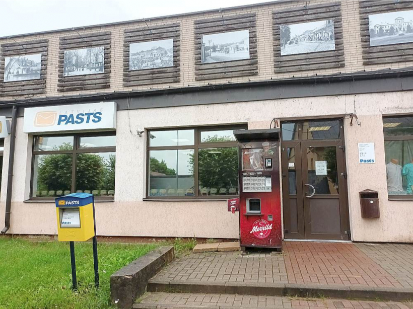 Klientu apkalpošanas centrs Krāslavā apmeklētājus uzrunā vēl ar veco "Latvijas Pasta" zīmolu, bet uz durvīm – jaunais logo.