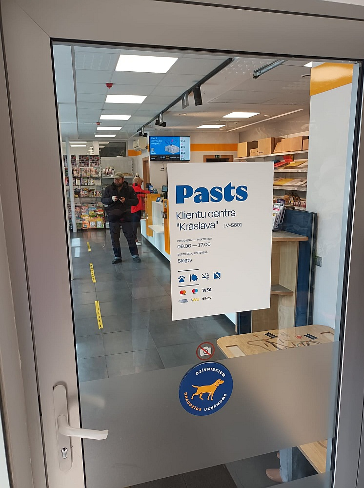 Klientu apkalpošanas centrs Krāslavā apmeklētājus uzrunā vēl ar veco "Latvijas Pasta" zīmolu, bet uz durvīm – jaunais logo.