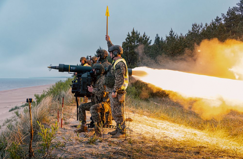 Tuvas darbības pretgaisa ierocis "RBS-70" Latvijā tiek koncentrēts kritiskās infrastruktūras un lielāko pilsētu aizsardzībā. Attēlā: šaušana mācību laikā.