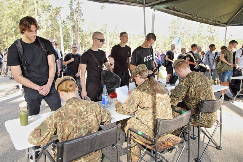 Jaunieši sāk valsts aizsardzības dienestu Ādažu militārajā bāzē. 