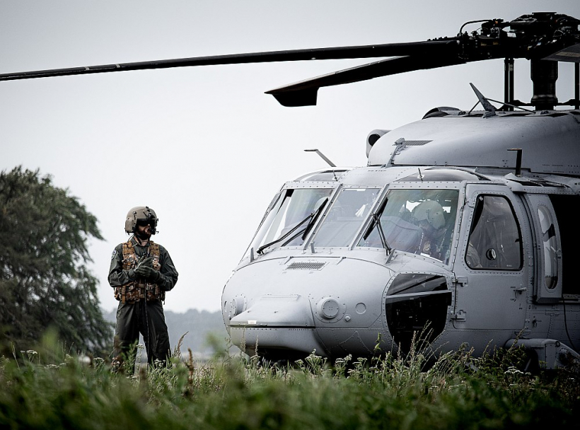Gaisa spēku karavīri pie helikoptera UH-60M "Black Hawk" mācībās "Namejs".