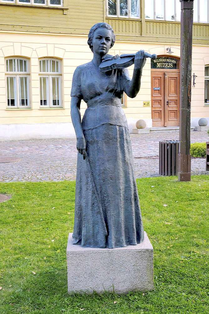 Līvijas Rezevskas skulptūra "Vijolniece Lida Rubene".